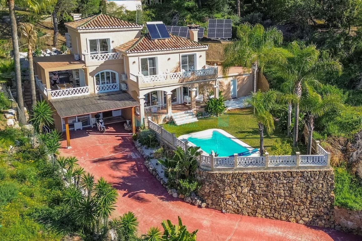 Villa for sale in  El Padron, Estepona