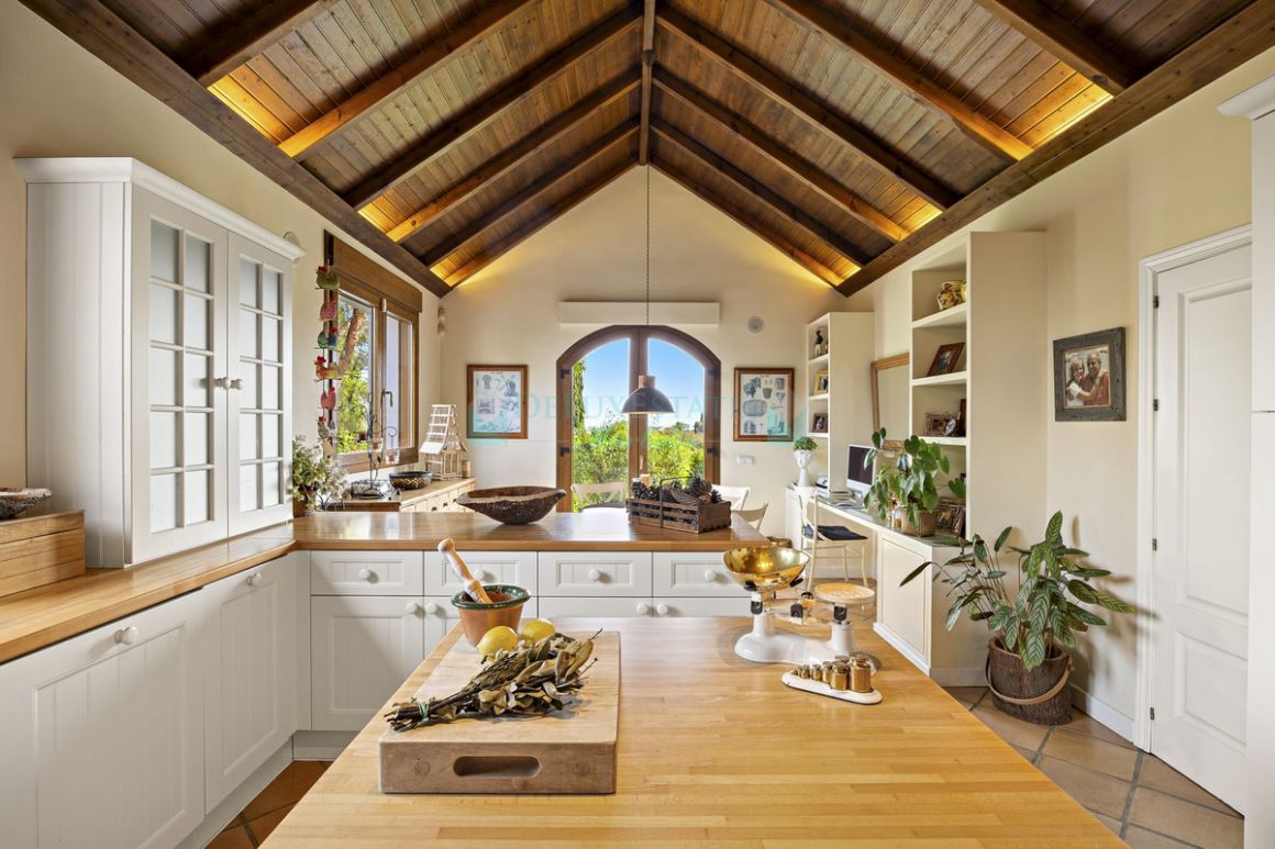 Villa for sale in Los Flamingos, Benahavis