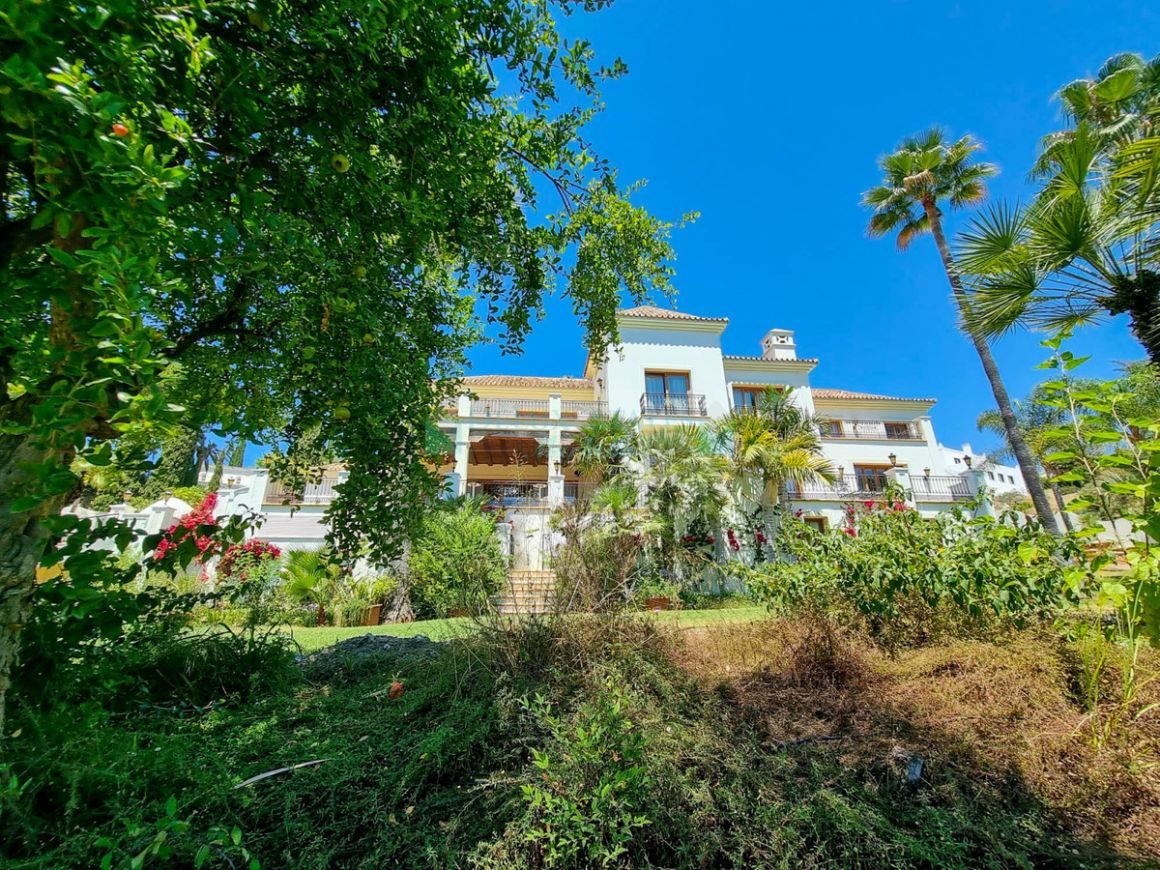 Villa for sale in El Paraiso, Estepona