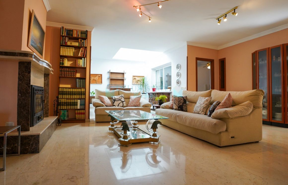Villa for sale in Nueva Andalucia