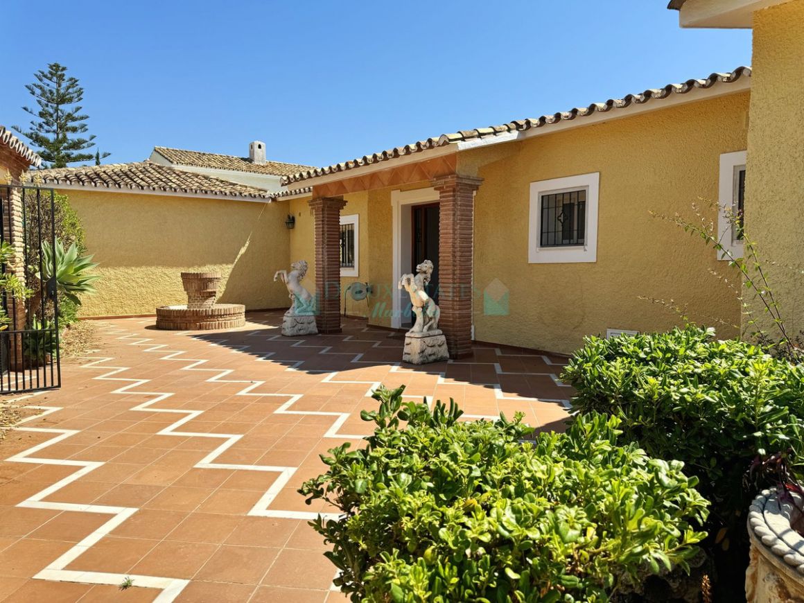 Villa for rent in Atalaya, Estepona