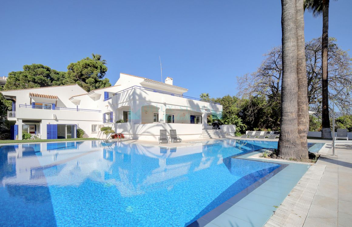 Villa for sale in Las Brisas, Nueva Andalucia