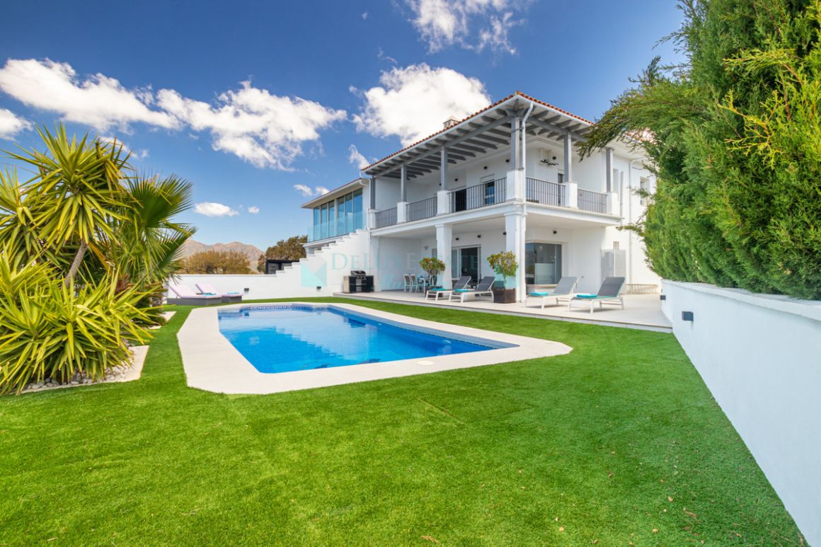 Villa Pareada en venta en  La Mairena, Marbella Este