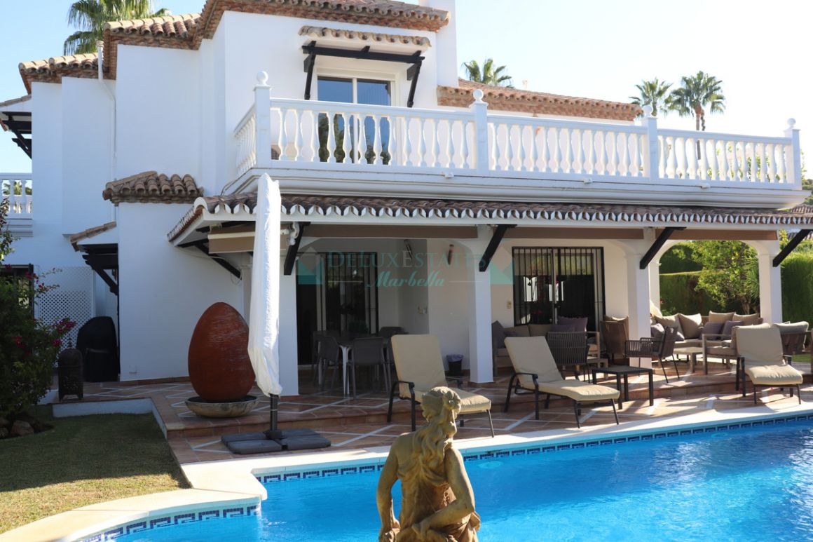 Villa for sale in Nueva Andalucia