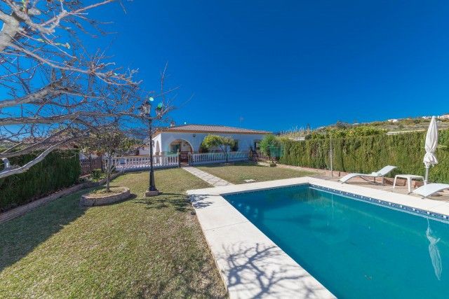 Villa en venta en  El Padron, Estepona