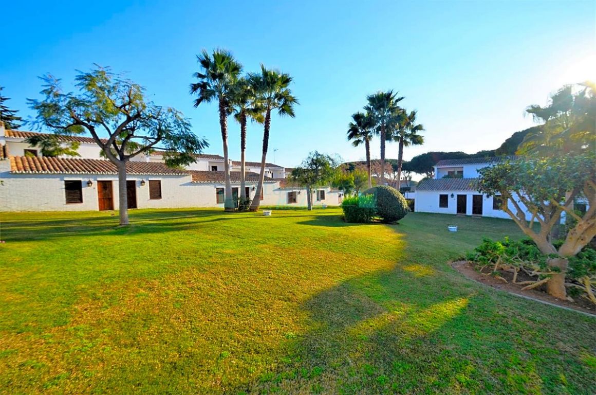 Town House for sale in Cabopino, Marbella East