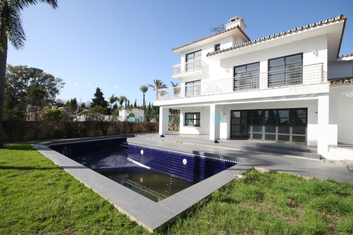 Villa for sale in Costabella, Marbella East