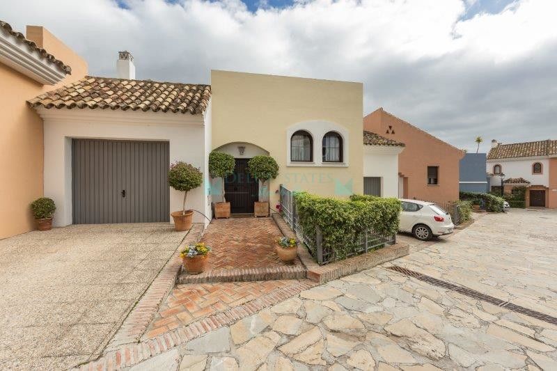 Semi Detached Villa for sale in Benahavis