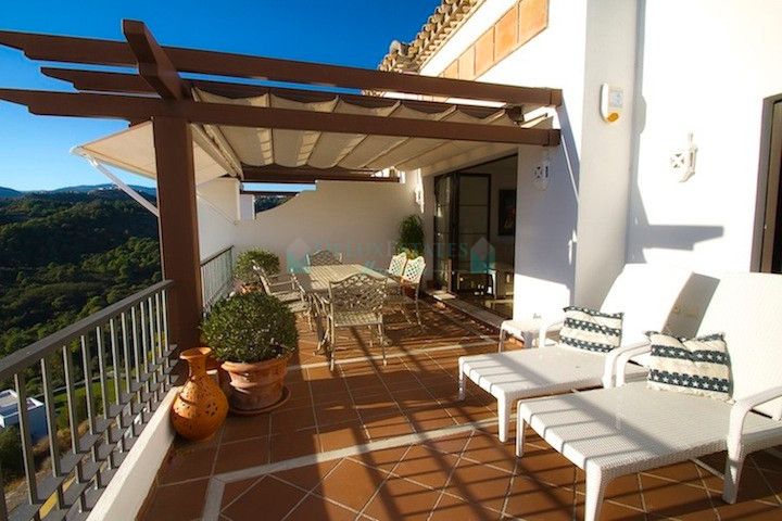 Penthouse for sale in Los Arqueros, Benahavis