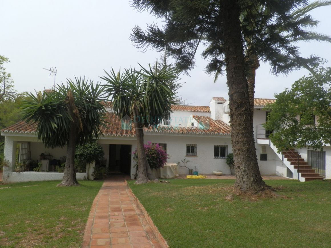 Villa for sale in Nueva Andalucia