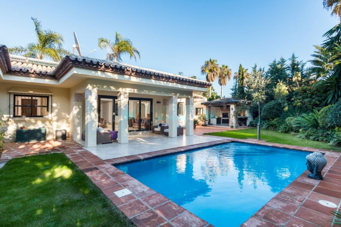 Villa for sale in El Paraiso, Estepona