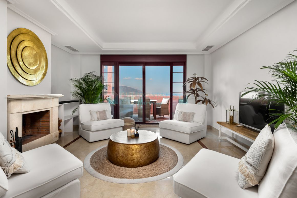 Penthouse for sale in La Mairena, Marbella East