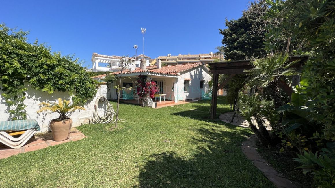 Villa Pareada en venta en  Costabella, Marbella Este