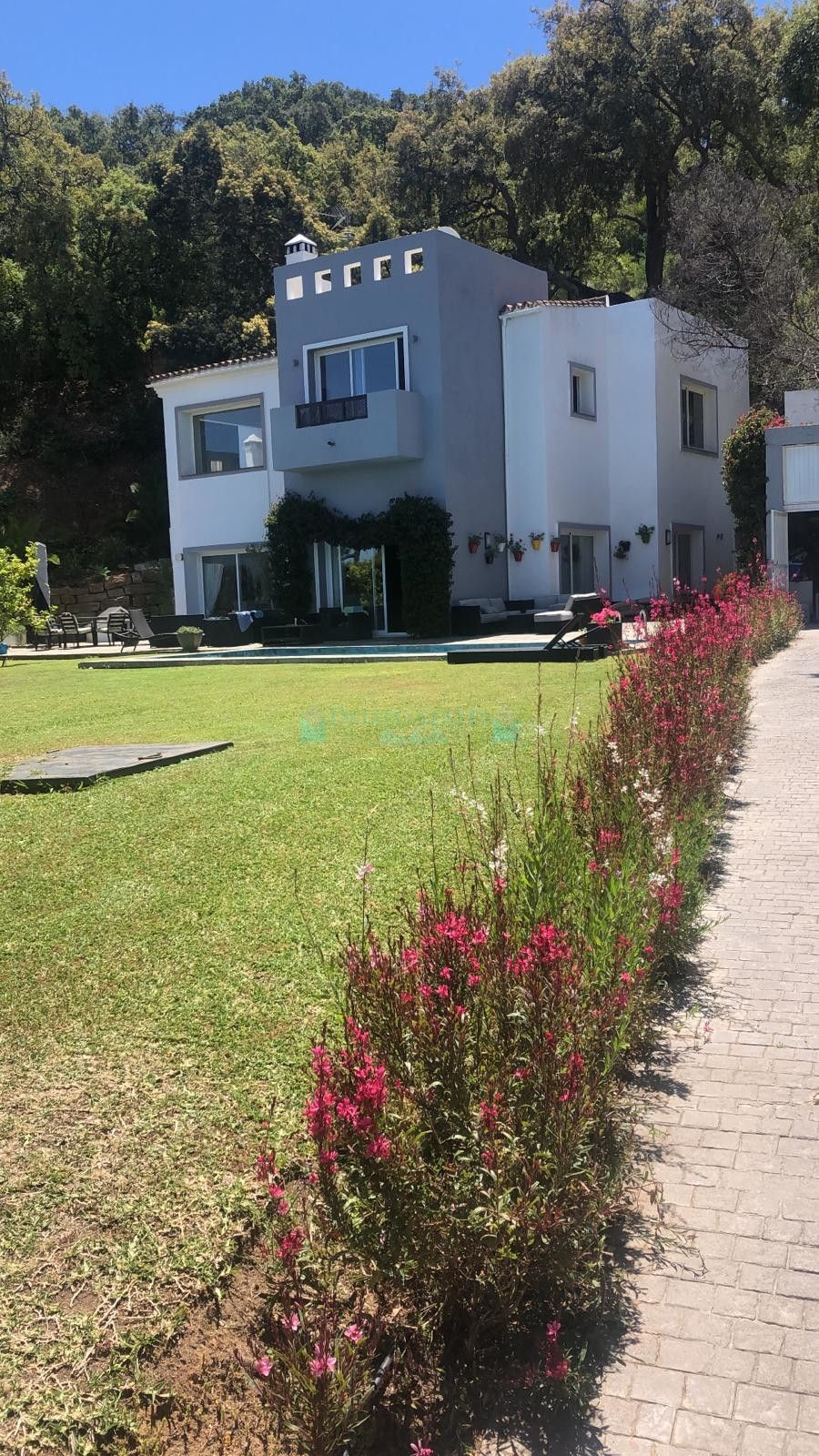 Villa for sale in La Mairena, Marbella East