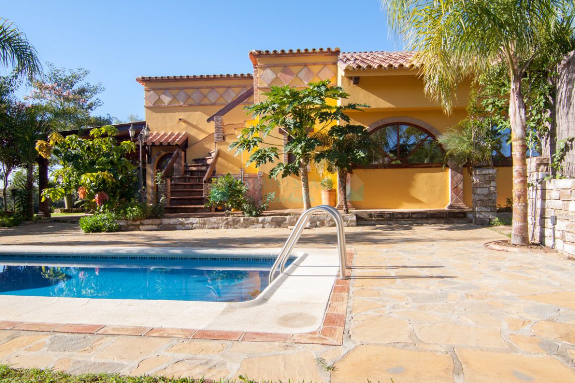 Finca for sale in Estepona