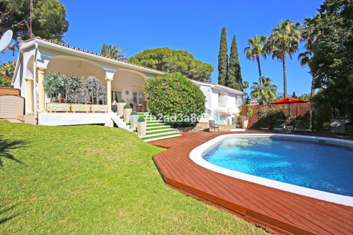 Villa for sale in Nueva Andalucia