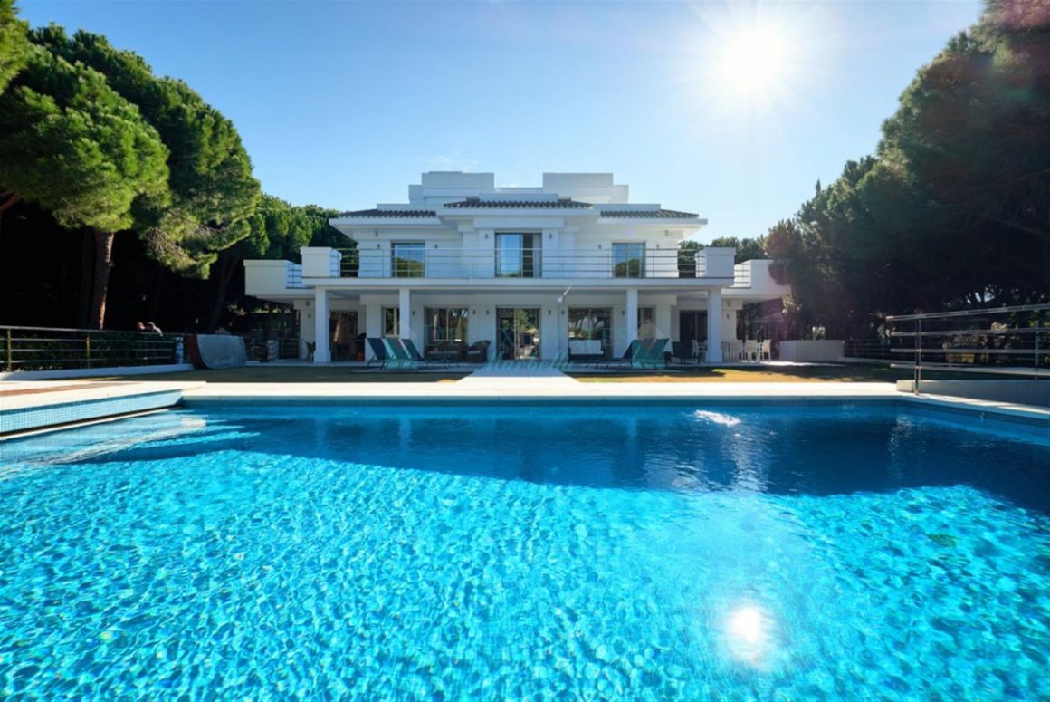 Villa for sale in Hacienda las Chapas, Marbella East