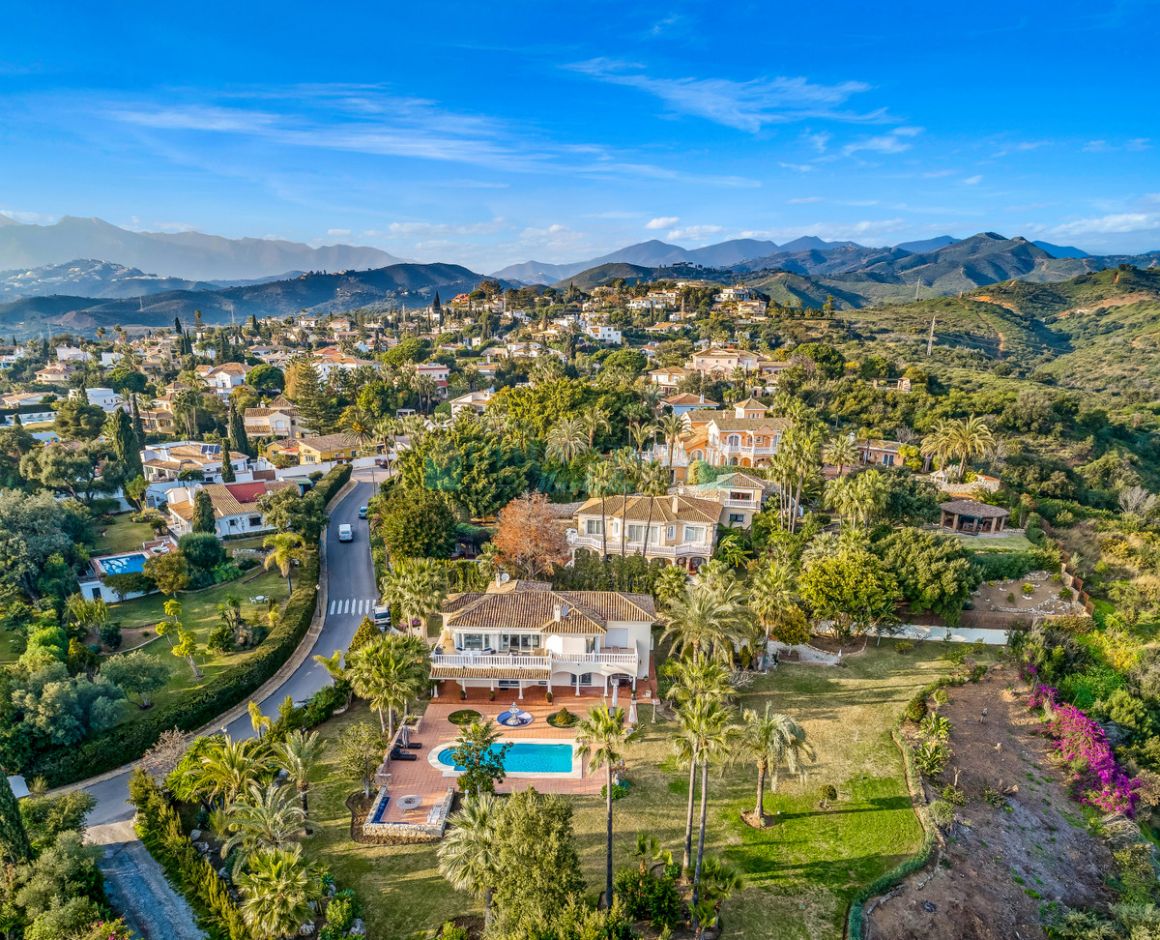 Villa for sale in El Rosario, Marbella East