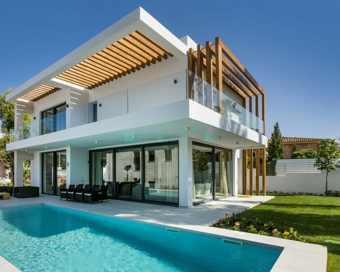 Villa for sale in Atalaya, Estepona