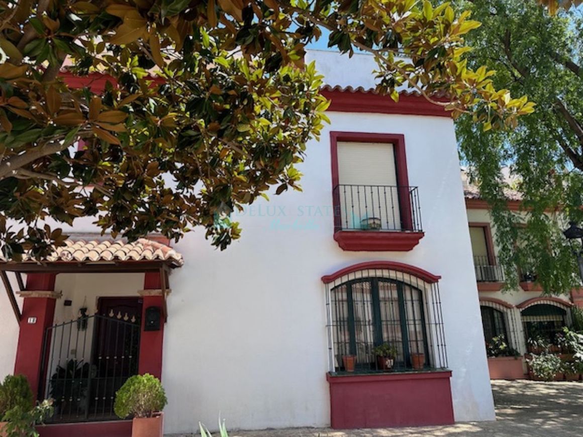 Town House for sale in Estepona