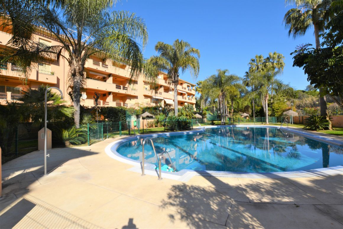 Penthouse for sale in Cabopino, Marbella East