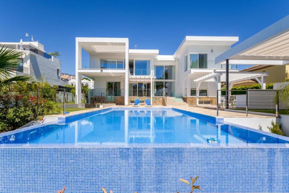 Villa for sale in Nueva Andalucia