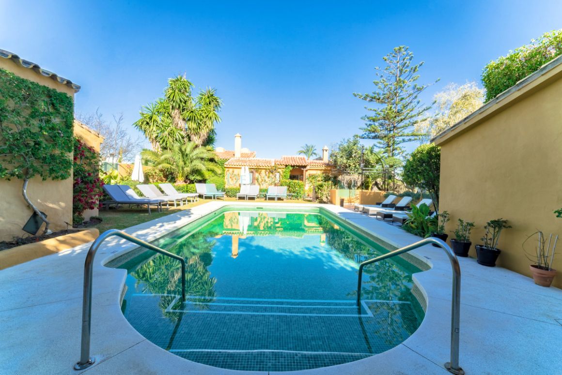 Hotel for sale in Estepona