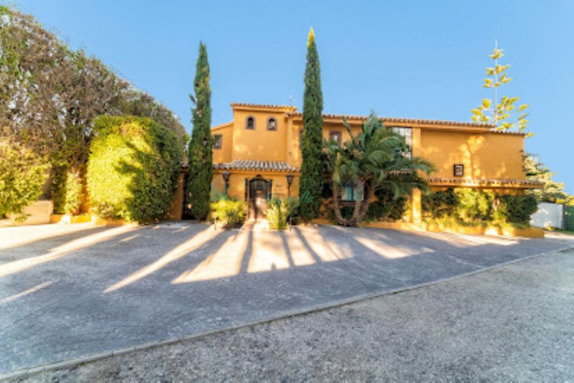 Hotel for sale in Estepona