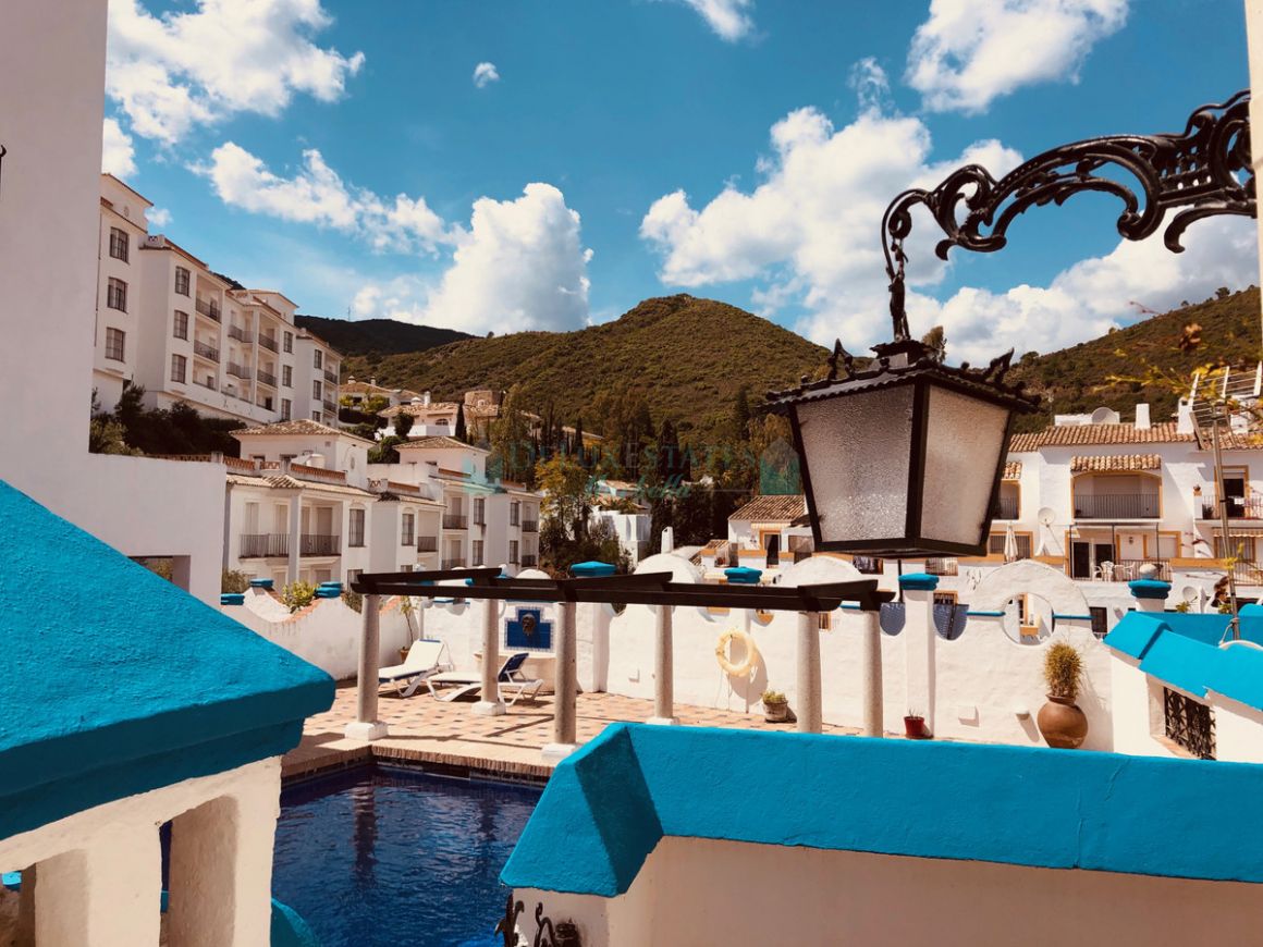 Semi Detached Villa for sale in Benahavis