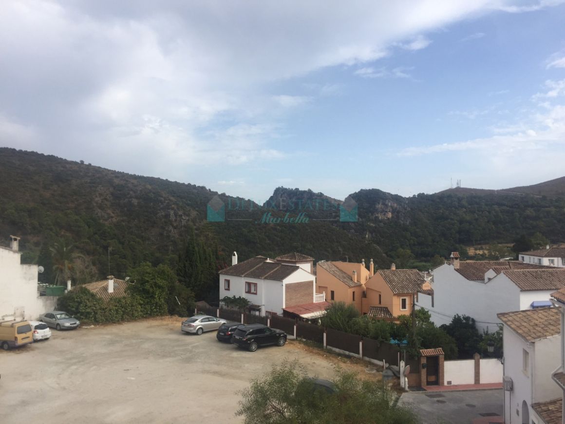 Semi Detached Villa for sale in Benahavis