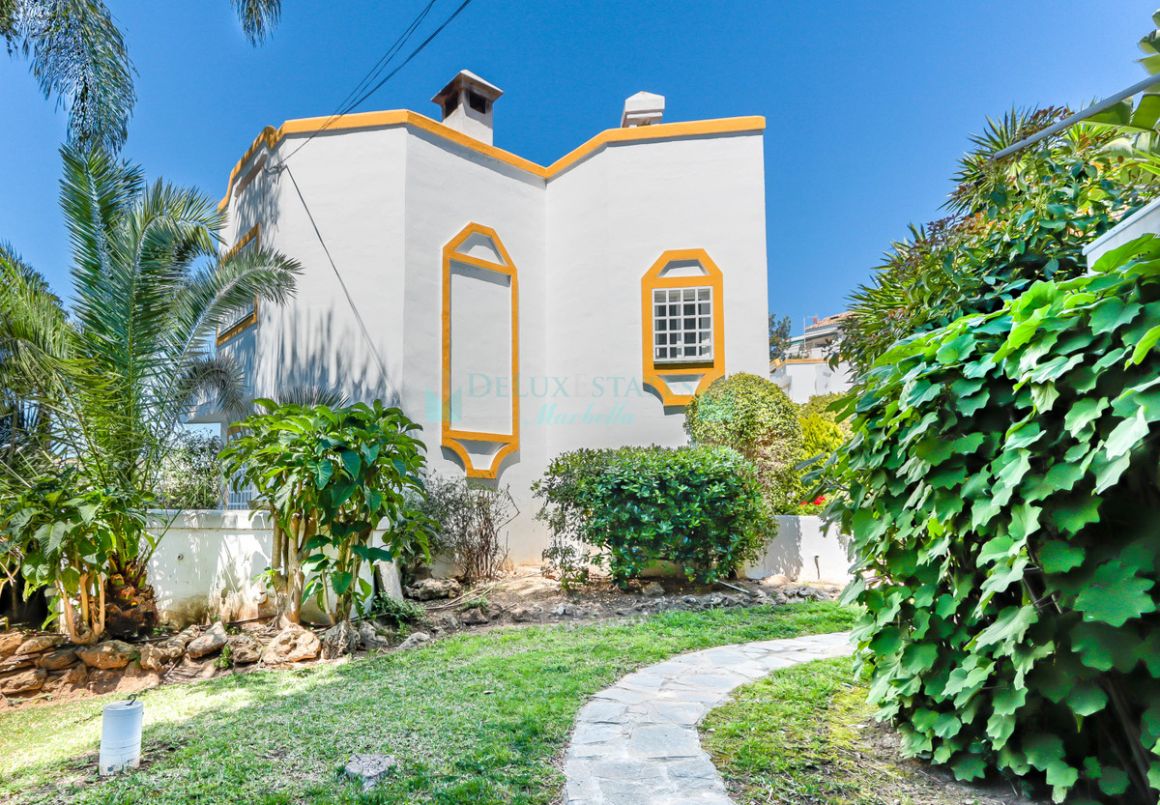 Town House for sale in Cabopino, Marbella East