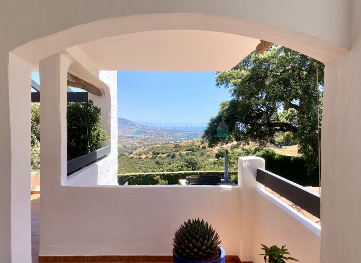 Apartment for sale in La Mairena, Marbella East