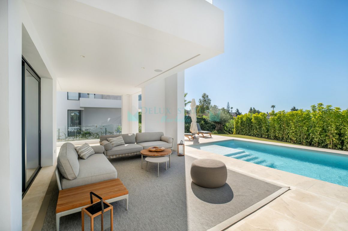 Villa for sale in El Paraiso, Estepona