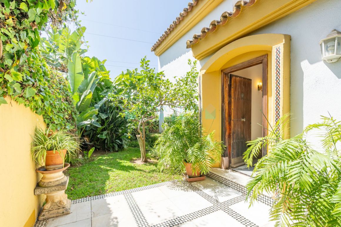 Villa for sale in Nueva Andalucia