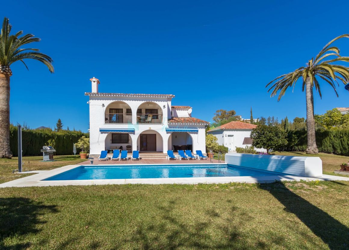 Villa for sale in Atalaya, Estepona