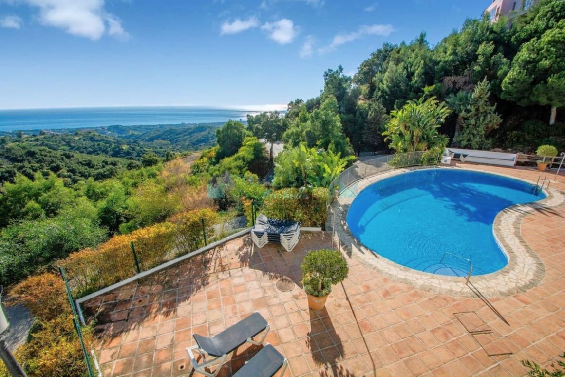 Penthouse for sale in La Mairena, Marbella East