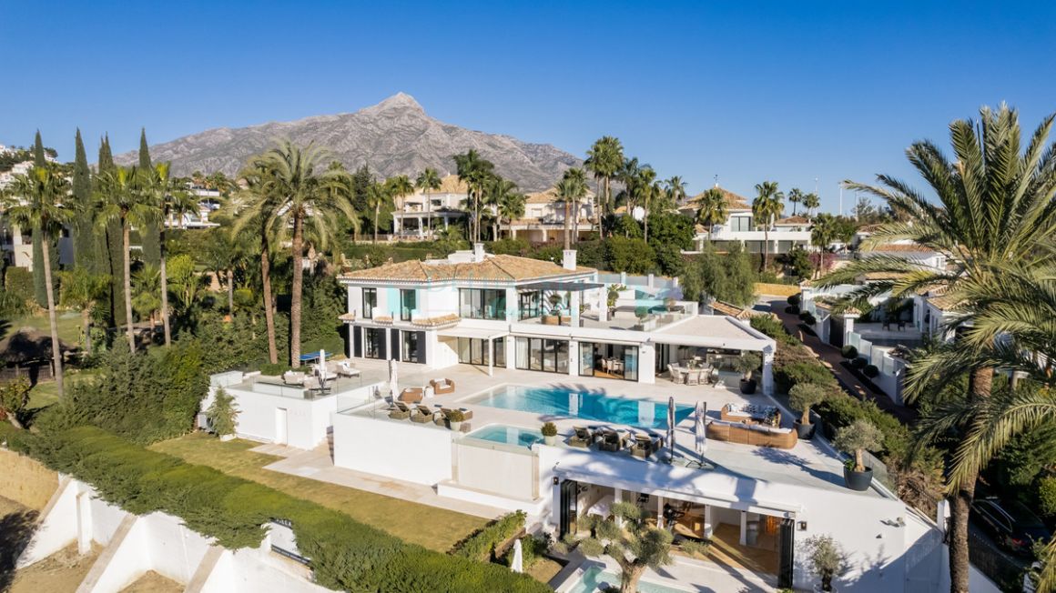 Villa for sale in Nueva Andalucia