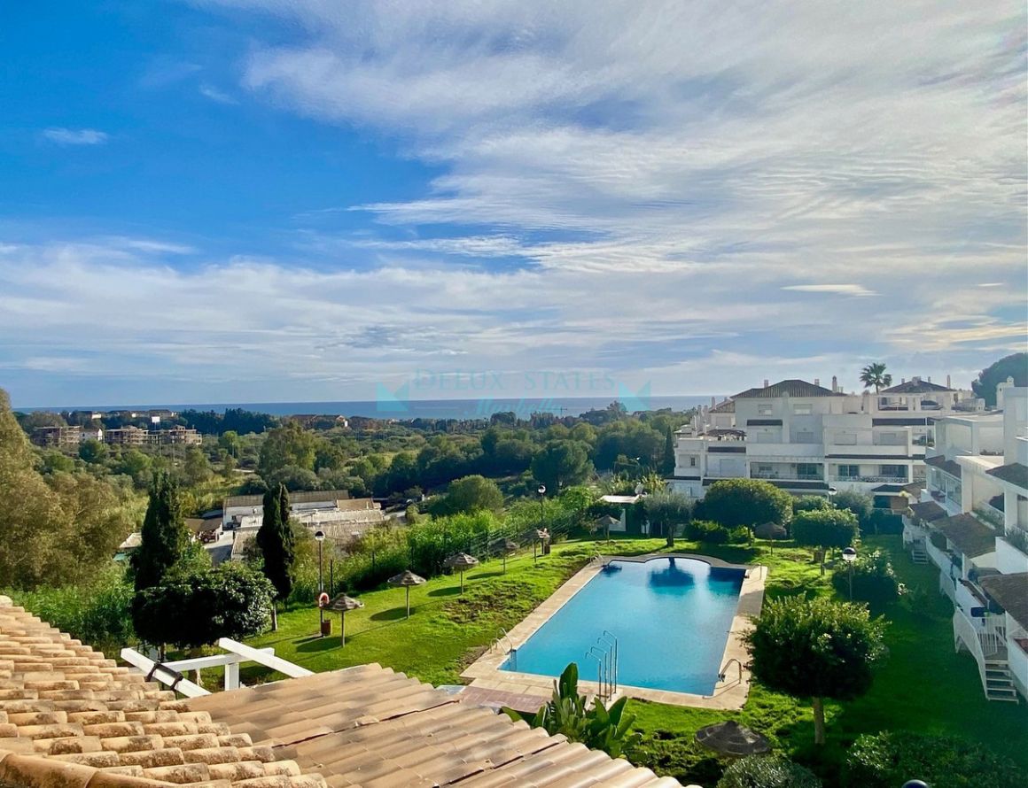 Penthouse for rent in  Rio Real, Marbella East
