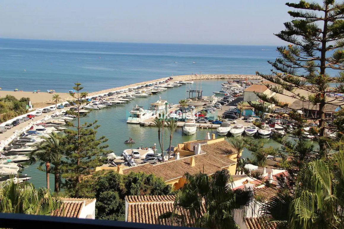 Penthouse for sale in Cabopino, Marbella East