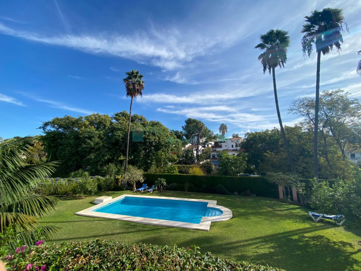 Town House for sale in Nueva Andalucia