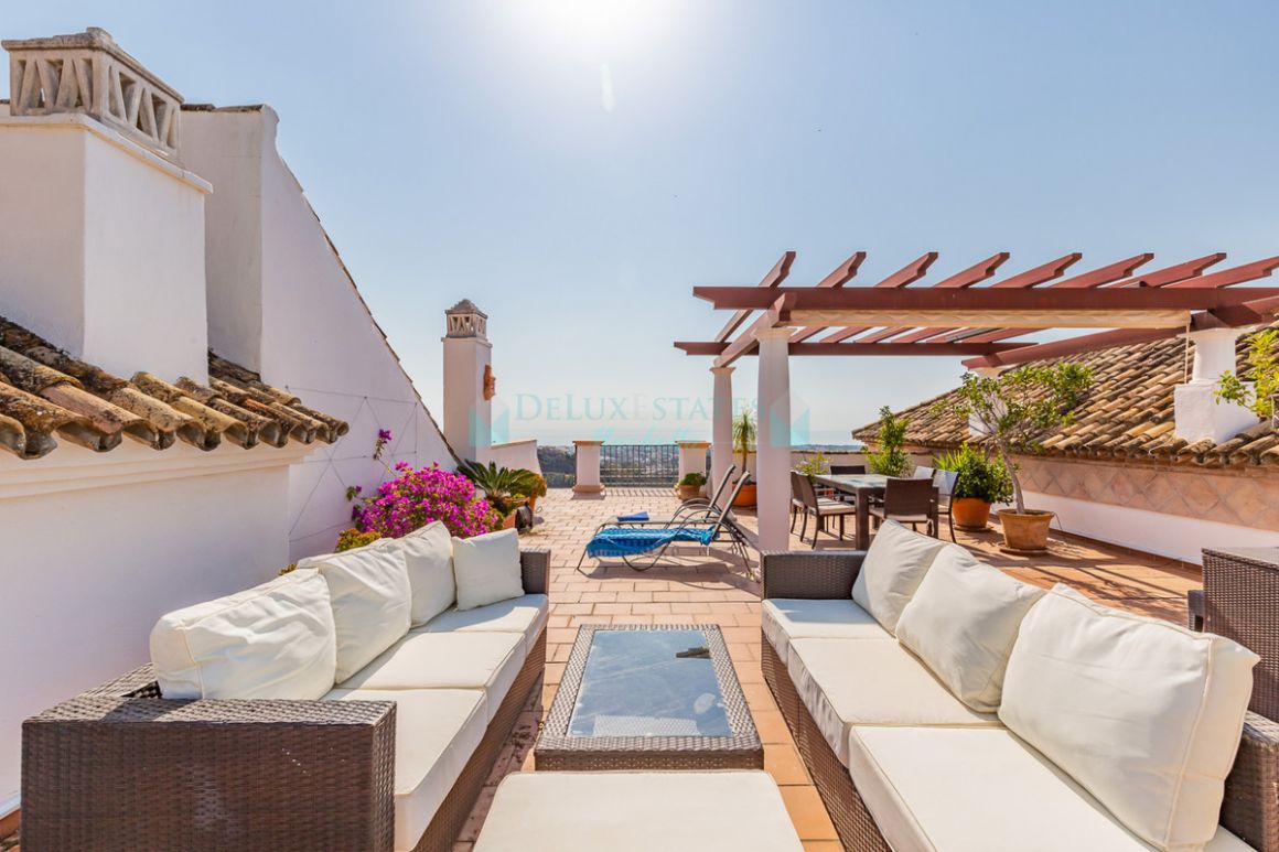 Penthouse for sale in Los Arqueros, Benahavis