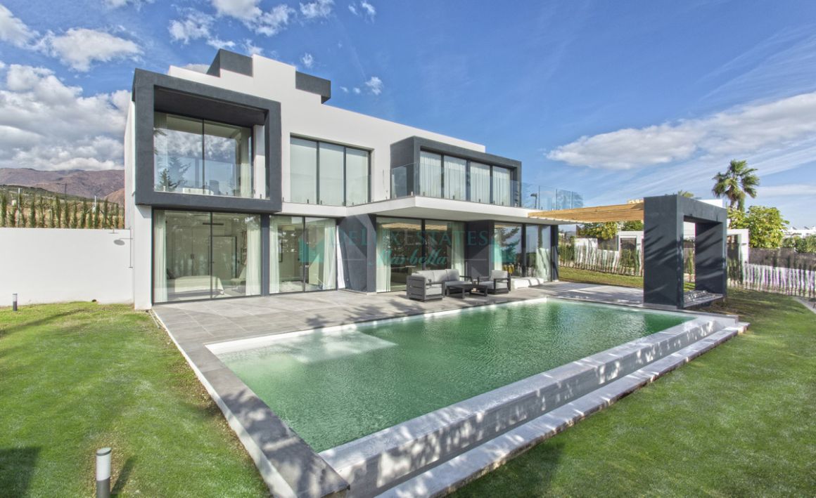Villa for sale in Valle Romano, Estepona