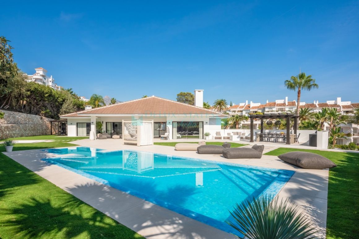 Villa for sale in Nueva Andalucia