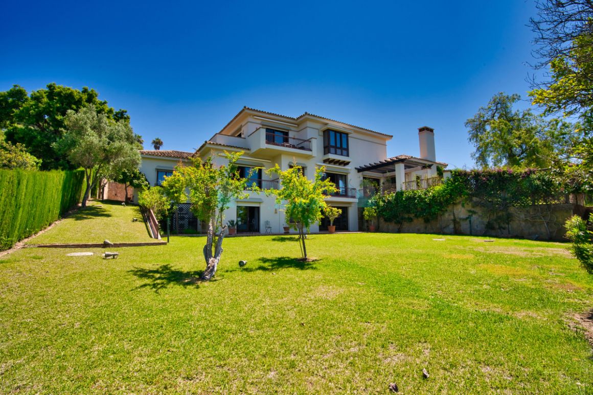 Villa for sale in Hacienda las Chapas, Marbella East