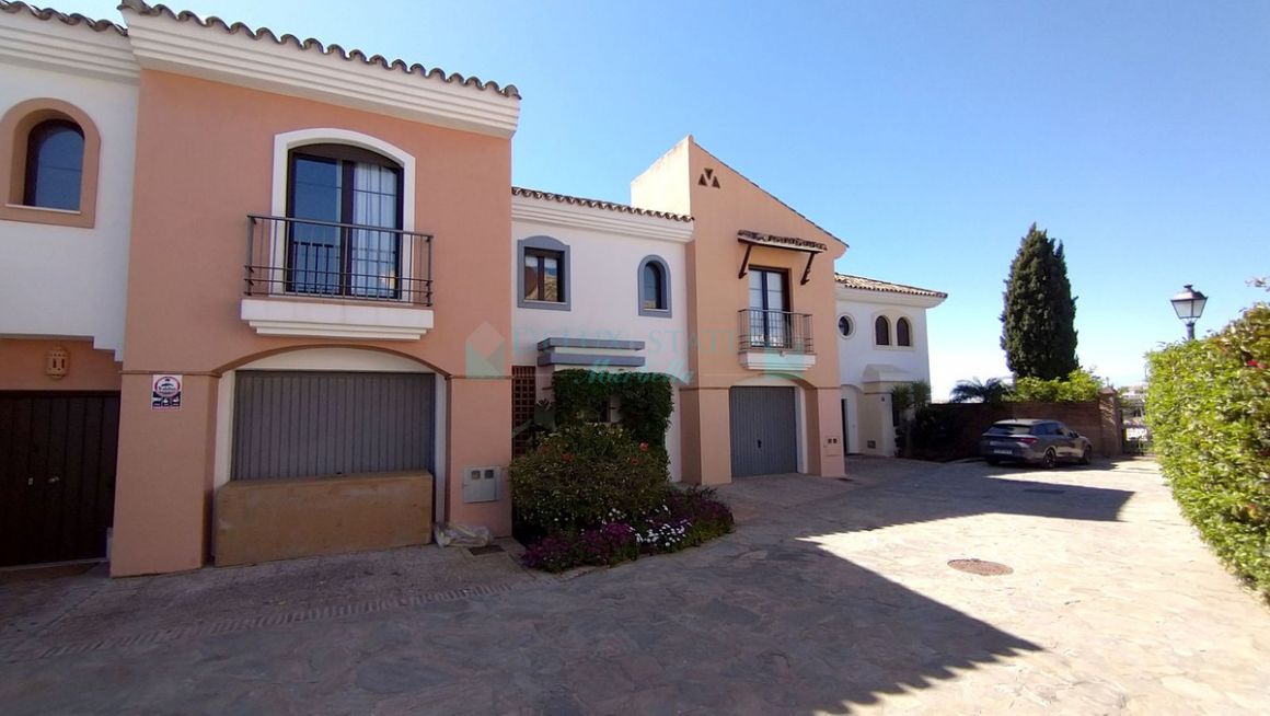 Villa Pareada en venta en  Los Arqueros, Benahavis