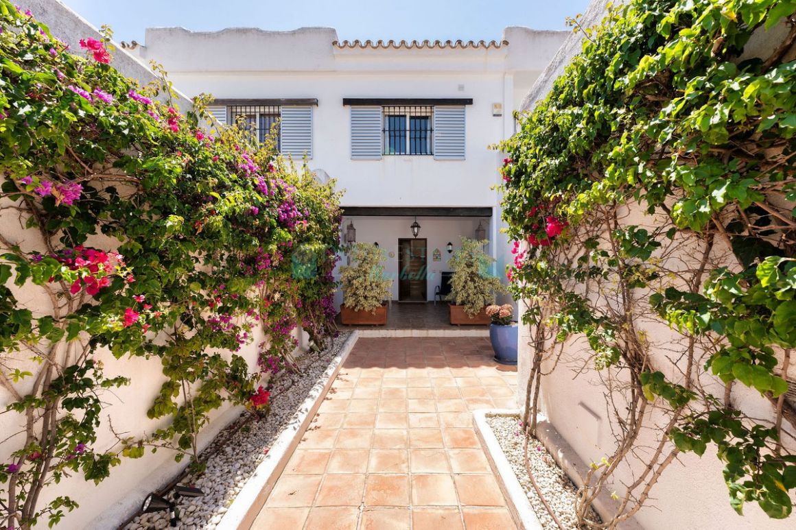Town House for sale in Nueva Andalucia