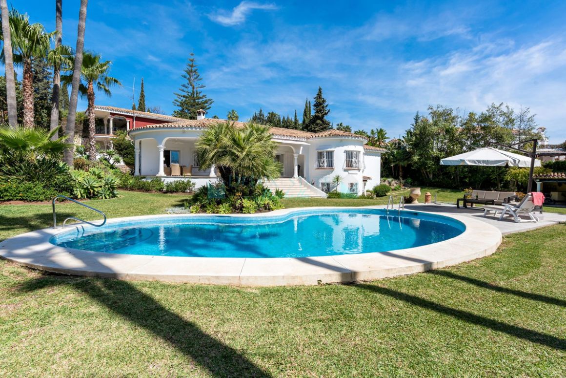 Villa for sale in  El Paraiso, Estepona