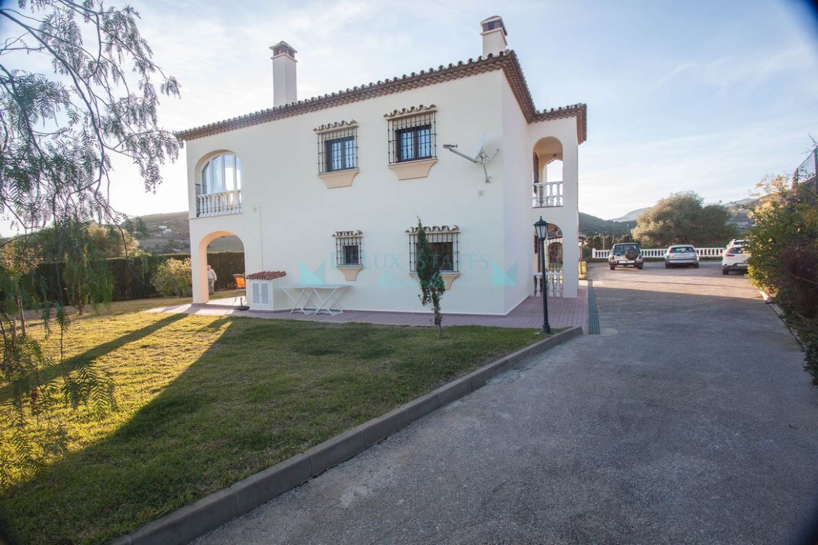 Finca for sale in Estepona