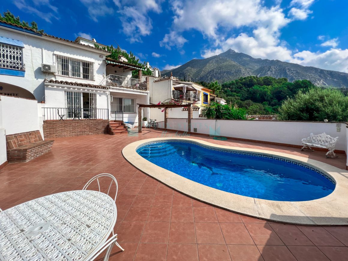 Semi Detached Villa for sale in Istan