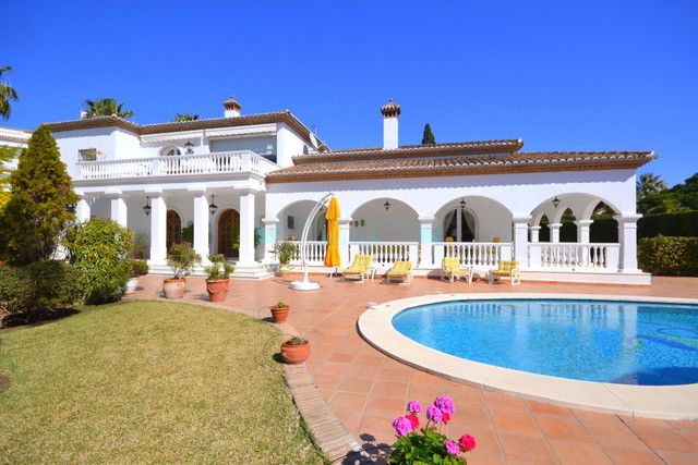 Villa for sale in Bahia de Marbella, Marbella East